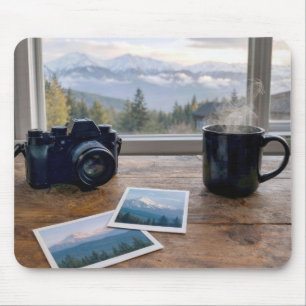 Mousepad Instantâneos de Montanha com Câmera e Café