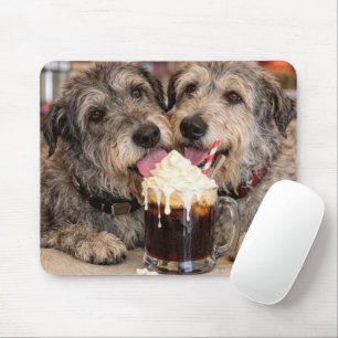 Mousepad Irish Wolfhounds Desfrutando de um Root Beer Float