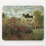 Mousepad Jardim de Monet na Argentina por Claude Monet<br><div class="desc">O Jardim do Artista na Argentina (Um Canto do Jardim com Dahlias) (1873), de Claude Monet, é uma pintura de natureza floral de arte do impressionismo clássico. Uma casa de fazenda do campo está no fundo. Um casal apaixonado está passando por um jardim romântico de primavera com rosas florescentes e...</div>