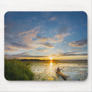 Mousepad Kayaker do sexo masculino remando kayak do mar na 