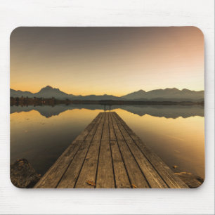 Mousepad Lago Hopfen com um molhe & as montanhas dos cumes