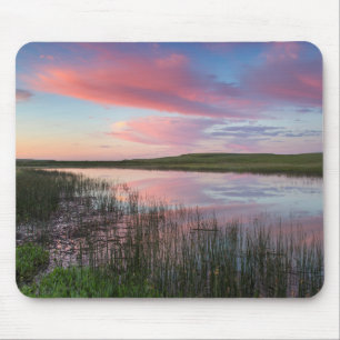 Mousepad Lagoa da Pradaria Reflete Nuvens Brilhantes do Nas