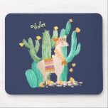 Mousepad Lama Bonita no Jardim Cactus - Azul Personalizado<br><div class="desc">Cena de lama em aquarela, que você pode personalizar com seu nome ou texto personalizado. Esta lhama bonito tem uma flor e penas no cabelo, uma garagem correspondente e um tapete de sela peruano tradicional. Ela está parada em um jardim de cacto floral com bonito flores amarelas. Este é um...</div>