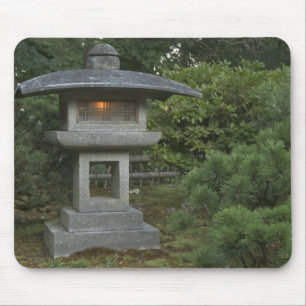 Mousepad Lanterna de pedra iluminada no Jardim Japonês