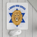 Mousepad Leão de Judah Star de David. Fique com Israel<br><div class="desc">Este moderno e estilizado mouse apresenta um leão de Judah pintado manualmente e uma leitura de texto,  "Eu apoio Israel." Um design branco texturizado sobre o fundo azul branco adiciona uma aparência granulada. * Trabalho de arte criado exclusivamente por Impressões Tracey Khalei / Orabella.</div>