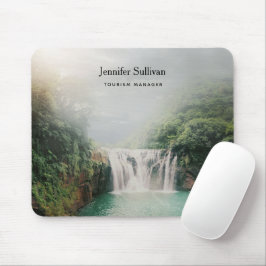 Mousepad Linda cachoeira em uma floresta de montanha