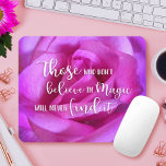 Mousepad Linda Foto Rosa Rosa Rosa Crença em Citação Mágica<br><div class="desc">"Aqueles que não acreditam na magia nunca a encontrarão." Uma foto de perto de uma rosa roxa-rosa-púrpura vibrante faz você querer "acreditar em magia". Tome um momento para relaxar e inalar a beleza deste rosa gigante sempre que você usa este espantoso painel fotográfico. Faz um presente de excelente para alguém...</div>
