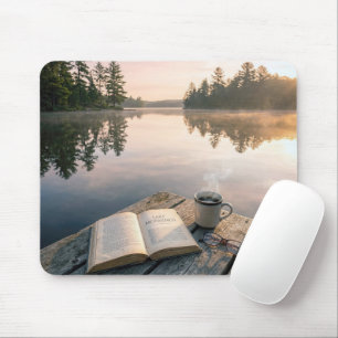Mousepad Livro Aberto Com Café Em Um Dock De Lago