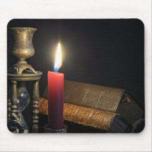 Mousepad Livros antigos e ampulheta em fundo escuro