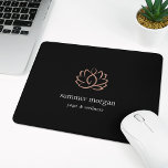 Mousepad Logotipo de Lotus Dourado preto e Rosa<br><div class="desc">Mousepad personalizado chic para seu spa, saúde e bem-estar holístico, estúdio de yoga ou negócio de terapia de massagem apresenta duas linhas de texto personalizado em letras brancas clássicas, em um fundo preto rico adornado com um logotipo falso de flor de foil de ouro rosa. Uma silhueta de uma pessoa...</div>