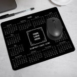 MOUSEPAD LOGOTIPO DE NEGÓCIOS DA EMPRESA DE CALENDÁRIO 2025<br><div class="desc">Design seu próprio mouse pad personalizado 2025 com o logotipo da sua empresa. É uma oferta de promocional perfeita ou um presente corporativo para clientes, fornecedores, funcionários e outros indivíduos valiosos. O calendário é exibido elegantemente com uma fonte sofisticada de serifa, garantindo clareza e profissionalismo, enquanto o layout mantém todos...</div>