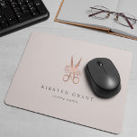 Mousepad Logotipo de Salão da Tesoura Floral Dourada rosa<br><div class="desc">Mousepad personalizado chic para seu negócio de salão ou cabeleireiro apresenta duas linhas de texto personalizado em caracteres clássicos de cinza,  em um fundo rosa pálido e pálido,  pintado com uma tesoura embelezada por flores em uma folha de ouro rosa.</div>