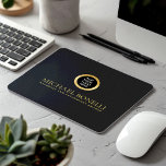 Mousepad Logotipo Dourado da Cinza Negra Couro e Luxo<br><div class="desc">Melhore seu espaço de trabalho com esta cobertura de impressão de couro de CINZA PRETO, projetada para combinar estilo e funcionalidade. Com um logotipo ouro luxuoso e a opção de adicionar duas linhas de texto personalizado, este mouse pad é perfeito para personalizar com seu nome, negócios, firmeza ou qualquer outro...</div>
