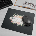 Mousepad Logotipo Floral Antiquado | Blush e carvão<br><div class="desc">O logotipo floral elegante mousepad design apresenta o seu nome e/ou nome comercial enquadrado por uma borda de flores aquáticas,  cor-de-rosa pincelada,  verde-sábio,  pêssego e creme,  num fundo negro de carvão esfregado profundo e contrastante.</div>