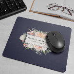 Mousepad Logotipo Floral Antiquado | Blush e Marinho<br><div class="desc">O logotipo floral elegante mousepad design apresenta o seu nome e/ou nome comercial enquadrado por uma borda de flores aquáticas exuberantes,  cor-de-rosa-pincel,  verde-sábio,  pêssego e creme,  num fundo azul marinho profundo e contrastante.</div>