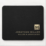 Mousepad Logotipo inicial Dourado do luxo preto<br><div class="desc">Este moderno mouse pad de luxo é a adição perfeita a qualquer escritório ou espaço de trabalho. O elegante design apresenta um logotipo inicial dourado em tipografia clássica de blocos, adicionando um toque de personalização, em um fundo impressão de couro preto. A base de não deslize garante que o mouse...</div>