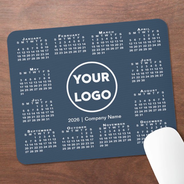 Mousepad Logotipo simples para empresas no calendário 2026, (Simple 2026 Calendar Business Logo on Navy Blue Mouse Pad, in situ)
