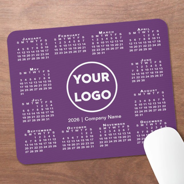 Mousepad Logotipo simples para empresas no calendário 2026  (Simple 2026 Calendar Business Logo on Purple Mouse Pad, in situ)