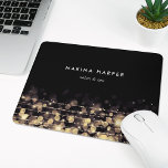 Mousepad Luzes do ouro personalizadas<br><div class="desc">Mousepad personalizado chic exibe seu nome,  nome comercial ou escolha de texto personalizado em um plano de fundo preto entrelaçado com fios de luzes douradas com um efeito borda desfocado.</div>
