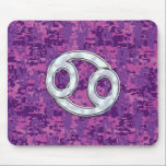 Mousepad Mãe do Cancer Pérola Sinal Zodíaco na Camo Digital<br><div class="desc">Uma pérola como o símbolo zodíaco cancer no fundo da fúsia roxa rosa-rosa da camuflagem digital. Um design moderno estilo feminino urbano para uma ideia personalizada de presente de aniversário para ela. Use o link "Perguntar a este Designer" para entrar em contato conosco com suas solicitações especiais de design ou...</div>