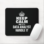 Mousepad Mantenha a calma e deixe um analista de dados lida<br><div class="desc">Mantenha a calma e deixe um analista de dados lidar com o Mouse Pad. Engraçado ideia de presente para colega de trabalho, colega, chefe, amigo etc. Modelo de tipografia moderna com coroa. Cor preta ou personalizada.</div>