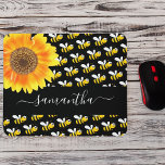 Mousepad Manuscrito preto de abelhões felizes, monograma de<br><div class="desc">Decorados com abelhas-do-mato-amarelas e negras felizes e sorridentes e com um girassol de cor aquosa grande. Um fundo preto chic. Personalize e adicione um nome. O nome é escrito com um moderno roteiro de estilo, escrito à mão, com traços. Para manter as hastes, exclua apenas o nome da amostra, deixe...</div>