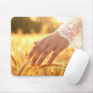 Mousepad Mão de Mulher Tocando Pendões de Trigo