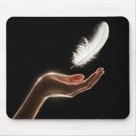Mousepad Mão Largando uma Pena Branca