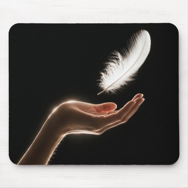 Mousepad Mão Largando uma Pena Branca (Frente)