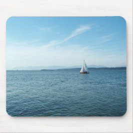 Mousepad mar e veleiro sob o céu azul