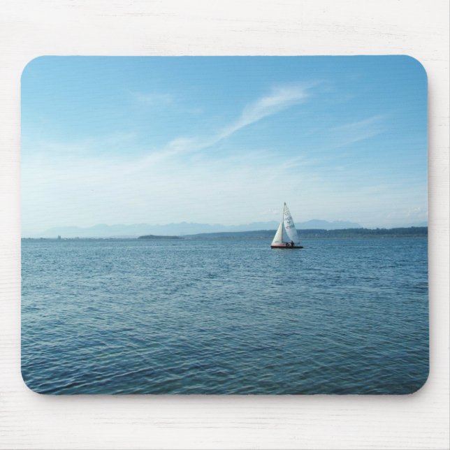 Mousepad mar e veleiro sob o céu azul (Frente)