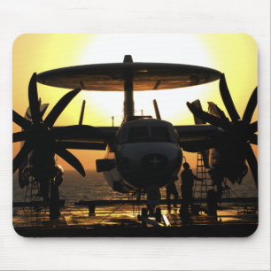 Mousepad Marinheiros trabalham numa aeronave Hawkeye E-2C