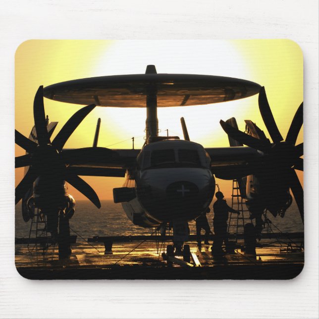 Mousepad Marinheiros trabalham numa aeronave Hawkeye E-2C (Frente)