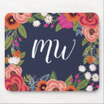 Mousepad Marinho Azul Coral Boho Frame Flor Monograma<br><div class="desc">Pasta de rato floril com uma estrutura de flores desenhadas à mão em cor laranja,  rosa quente,  vermelho coral e rosa pincelado contra um fundo azul escuro. Adicione a sua versão inicial em um bonito script de caligrafia branca.</div>
