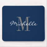 Mousepad Marinho azul monograma personalizado nome inicial<br><div class="desc">Nome personalizado azul marinho monograma com letra inicial computador Mouse Pad. Tipografia de script clássico com cor de fundo personalizável. Design de monograma para homens, mulheres e crianças. Adicione sua própria letra inicial. Ideia personalizada de presente de Natal ou Aniversário para pai, pai, mãe, mãe, marido, mulher, filho, filha, colega,...</div>