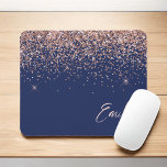 Mousepad Marinho Azul-Rosa Dourado - Monograma brilhante co<br><div class="desc">Azul marinho e Rosa Dourado - Brilho Brilhante, cor-de-rosa, brilho esmagado, nome do monograma de metal e mouse inicial (mouse pad). Isto faz o doce e perfeito aniversário de 16 anos, casamento, chá de panela, aniversário, chá de fraldas ou festa de solteira presente para alguém que ama luxo de luxo...</div>