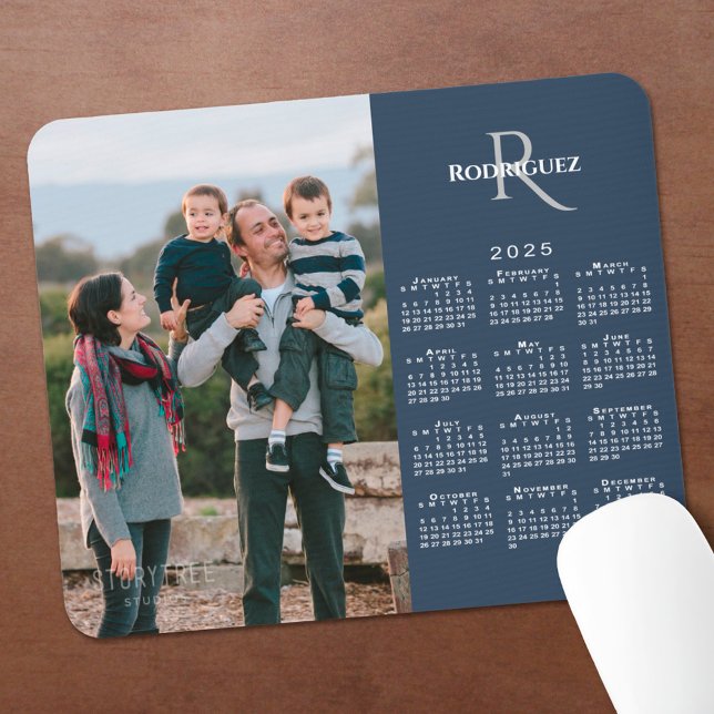 Mousepad marinho de Nome do Monograma Personalizado do Cale (2025 Calendar Custom Photo Monogram Name Navy Blue Mouse Pad in situ)