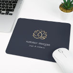 Mousepad Marinho e logotipo Dourado do Lotus<br><div class="desc">Mousepad personalizado chic para seu spa, saúde e bem-estar holístico, estúdio de yoga ou negócio de terapia de massagem apresenta duas linhas de texto personalizado em letras brancas clássicas, em um fundo azul rico e marinho adornado com um logotipo falso de flor de lotus de folha de ouro. Uma silhueta...</div>