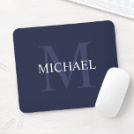 Mousepad Marinho Personalizado Clássico Monograma e Nome Az<br><div class="desc">Monograma e nome personalizado O presente apresenta um nome personalizado em branco e monograma em azul-marinho claro como plano de fundo,  no estilo de fonte serif clássico,  em fundo azul-marinho.

Perfeito como presente de feriado,  presente de dia de os pais para pai e presente para qualquer ocasião especial.</div>