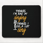 Mousepad Mau Em Cantando Um Cantor Funny Karaoke<br><div class="desc">Sou mau em cantar amor para cantar. Design engraçado para aqueles que adoram cantar em palco, no chá, coro ou musical, lideram vocalista em banda musical. Legal mercadoria humorística para músico, artista, compositor cantor e membro da banda de rock. Perfeito para a noite e audição de karaokê. presente de Natal...</div>