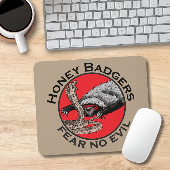Mousepad Mel Badgers Não Teme Mau Engraçado Slogan Red (Funny honey badger quote mouse mat with honey badger and cobra snake illustration )