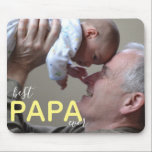 Mousepad Melhor Papa Alguma Vez Foto Moderna Vovô e Bebê<br><div class="desc">A foto representa um avô com seu neto. Na parte inferior, há a tipografia: a mensagem "Melhor PAPA de todos os tempos", com a palavra PAPA escrita em grandes bonés amarelos e as demais escritas em uma pequena escrita preta, acima e abaixo. A foto do marcador representa um avô com...</div>