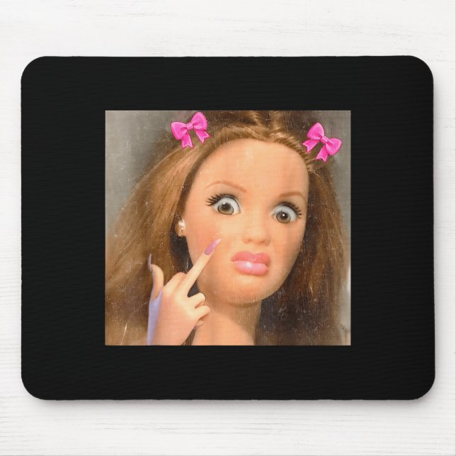 Mousepad Meme de Cara de Boneca Nojenta Engraçada (Frente)