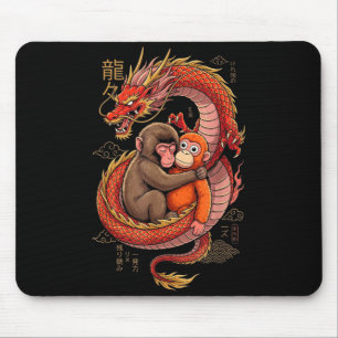Mousepad Meme do macaco socando o animal de pelúcia abraçad