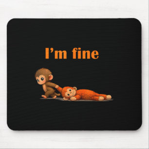 Mousepad Meme do macaco socando o animal de pelúcia abraçan