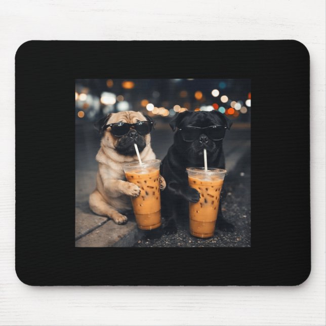 Mousepad Meme engraçado de dois pugzinhos bebendo café gela (Frente)