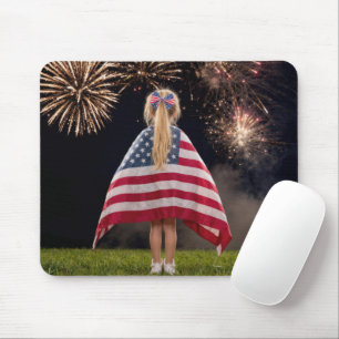 Mousepad Menina Pequena Envolta em uma Bandeira Americana