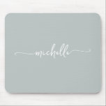 Mousepad Menina Simples Verde Sage Monograma Personalizado<br><div class="desc">Mouse pad personalizado com monograma minimalista simples verde sage feminino. Este design apresenta seu primeiro nome em uma linda tipografia de letra manuscrita com cauda swash em fundo verde sage ou verde poeirado. São fáceis de personalizar. Ótimo presente feminino e elegante para aniversário, dia das mães, chá de noiva, aniversário...</div>