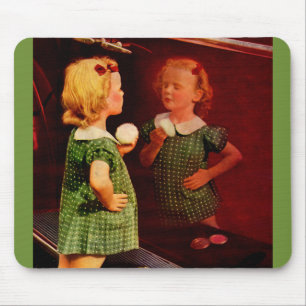 Mousepad Menininha dos anos 30 olhando no espelho