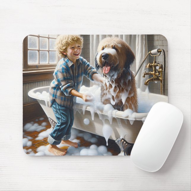 Mousepad Menino dando banho em seu cachorro desgrenhado (Com mouse)